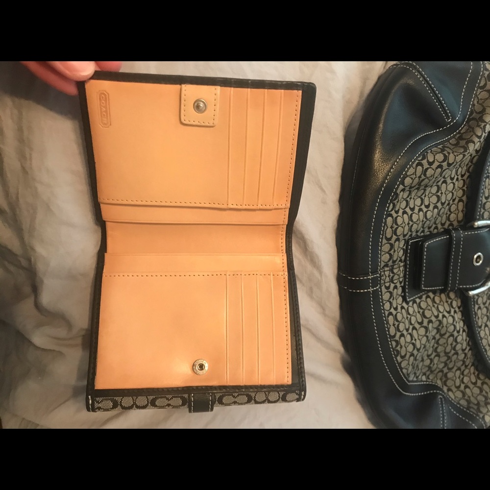 Signature Coach purse & wallet - Picture 2 of 3